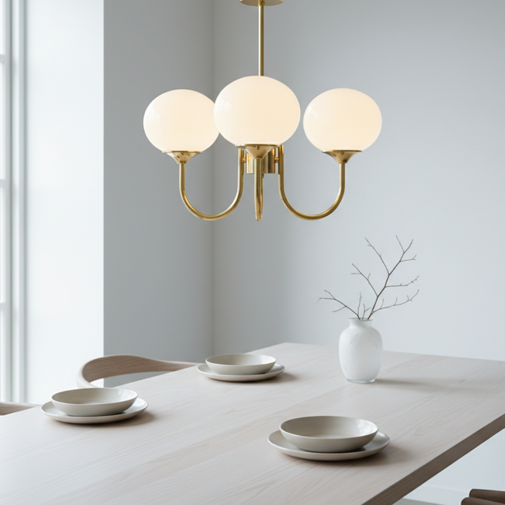Colgante moderno chic con esferas opacas. Acentúa la decoración de cualquier sala de estar con luz ambiental.