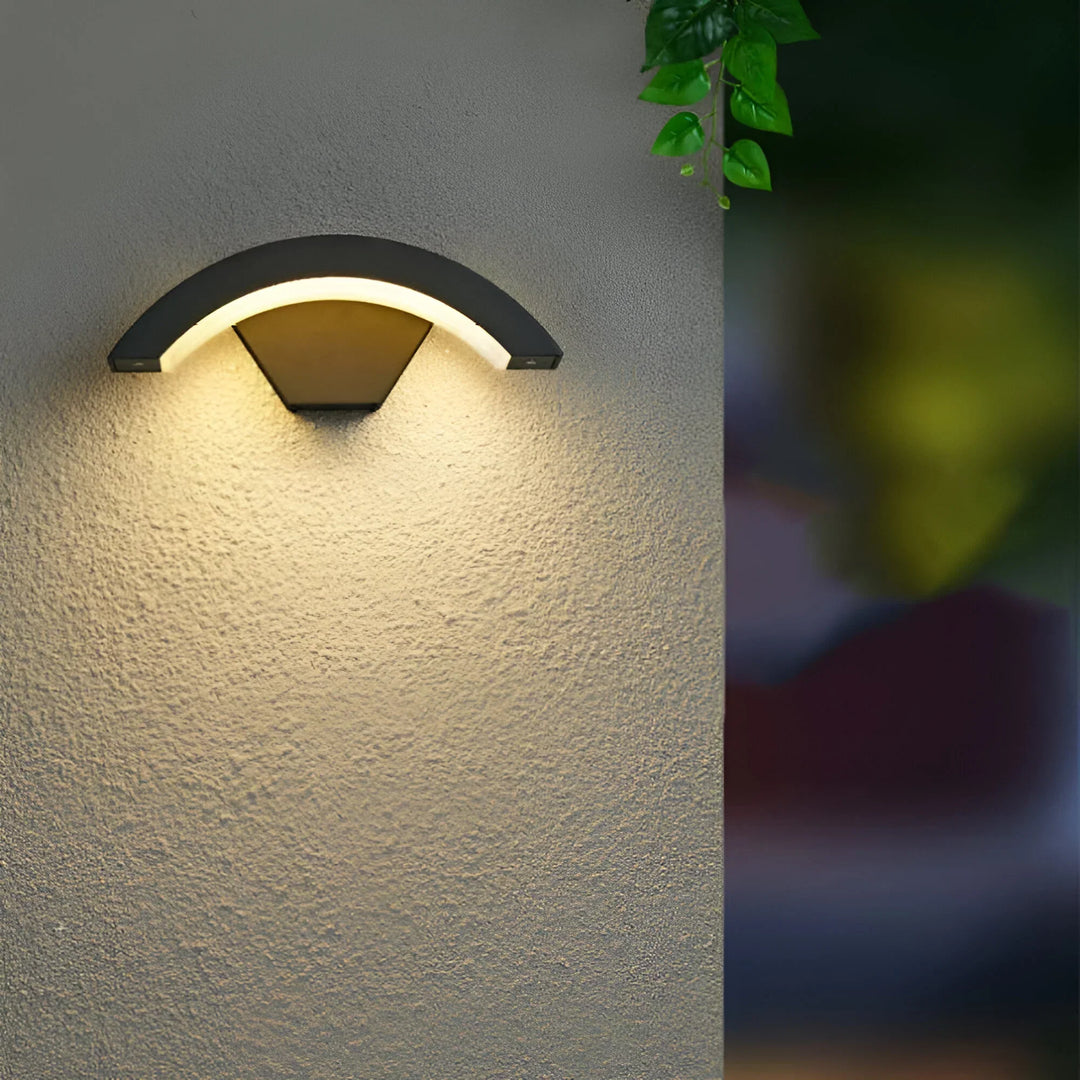 Luz de pared LED exterior con sensor de movimiento inteligente, ideal para seguridad y ahorro energético en jardín o patio.