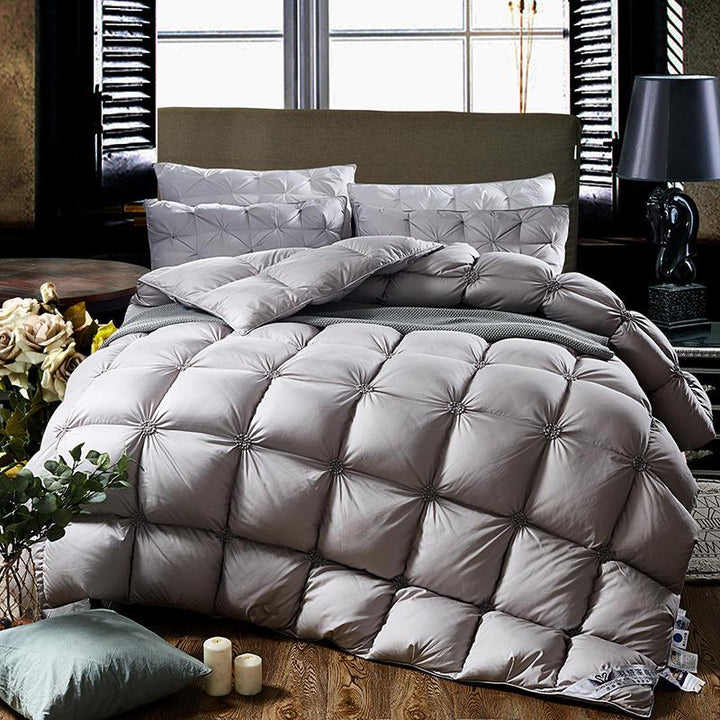 Edredón de plumón ligero, perfecto para verano. Transpirable, ofrece lujo y confort fresco en cualquier cama del hogar.