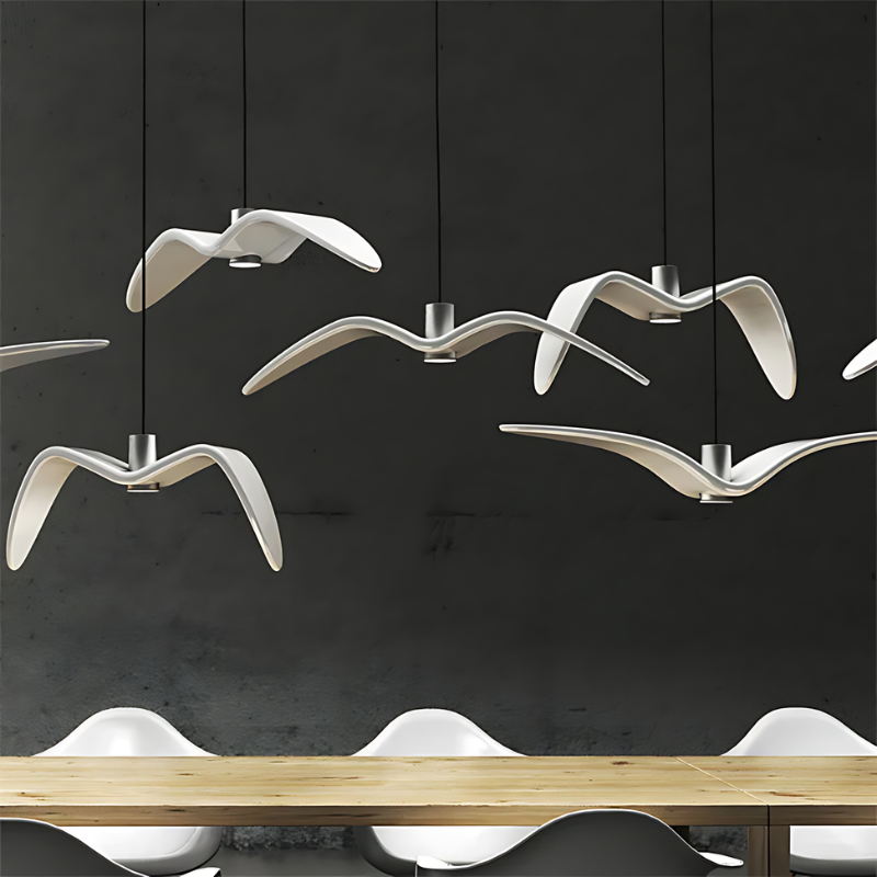 Lámpara colgante LED Skyra de metal y acrílico, con alas. Crea luz ambiente moderna en dormitorio.
