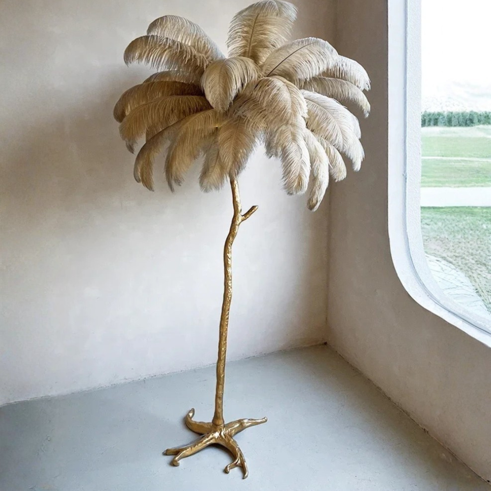 Lámpara de pie de plumas, ideal para decoración de interiores, añade glamour al hogar.