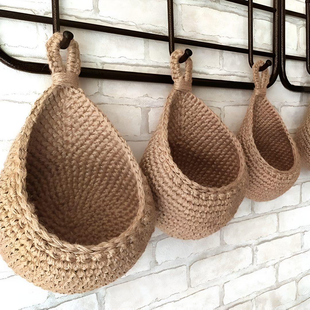 Cesta de yute artesanal tejida a mano, diseño colgante natural que embellece la decoración del hogar.