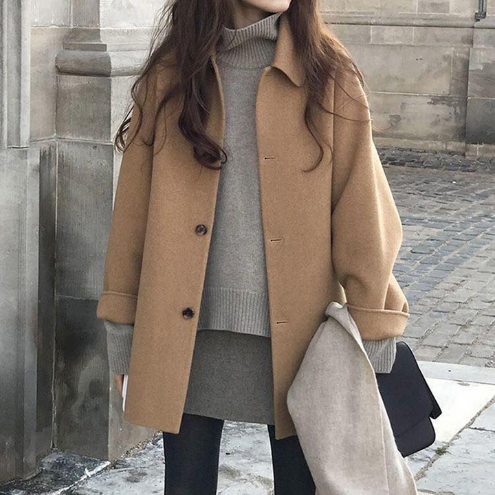 Abrigo largo caqui de invierno para mujer, elegante y cálido. Moda femenina clásica.