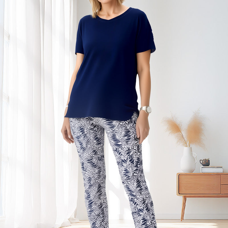 Conjunto casual de dos piezas para mujer, pantalón estampado y top cómodo de verano. Moda femenina.