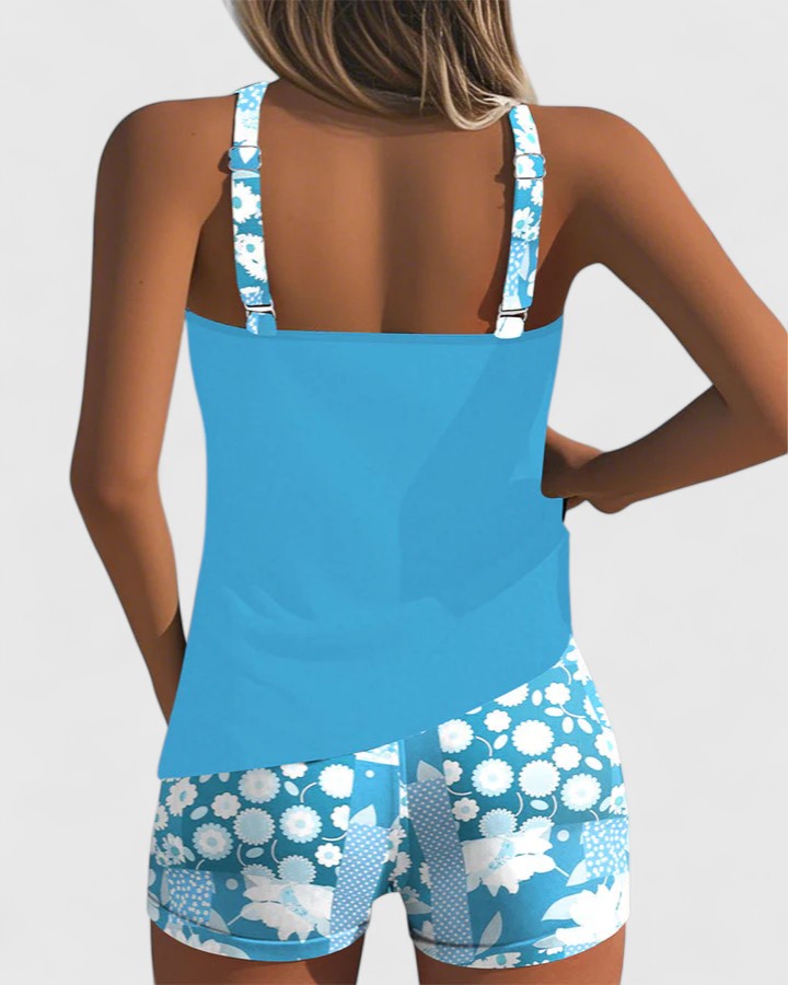 Tankini de mujer con top deportivo liso y shorts florales vibrantes. Traje de baño para playa y piscina.