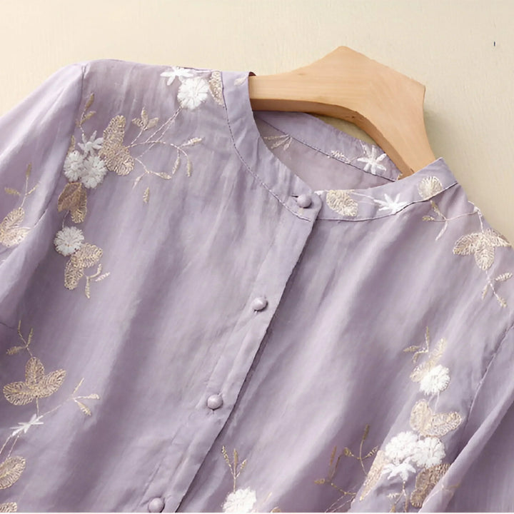 Detalle de blusa Giovanna floral de algodón. Un toque de moda chic y veraniega para la mujer moderna.