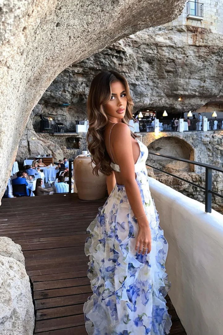 Vestido fluido de verano con falda en capas y tirantes, perfecto para un estilo bohemio y comodidad femenina.
