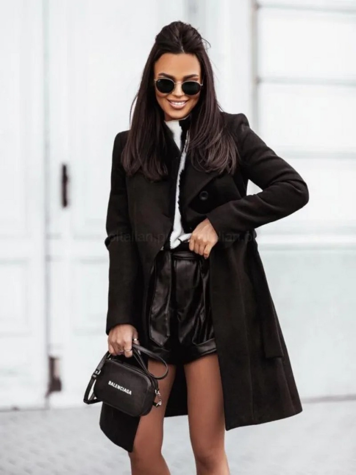 Gabardina trench de mujer, corte slim fit con doble botonadura, ideal para moda formal e invierno.
