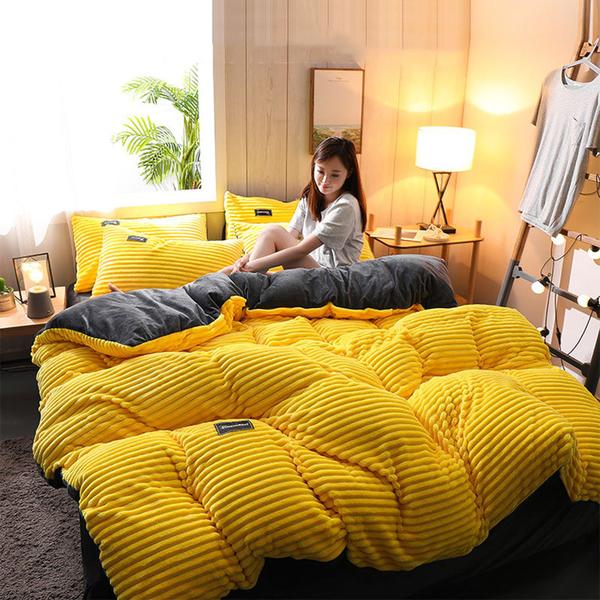 Juego de cama moderno y abrigador para dormitorio. Diseño elegante y tacto suave de invierno.