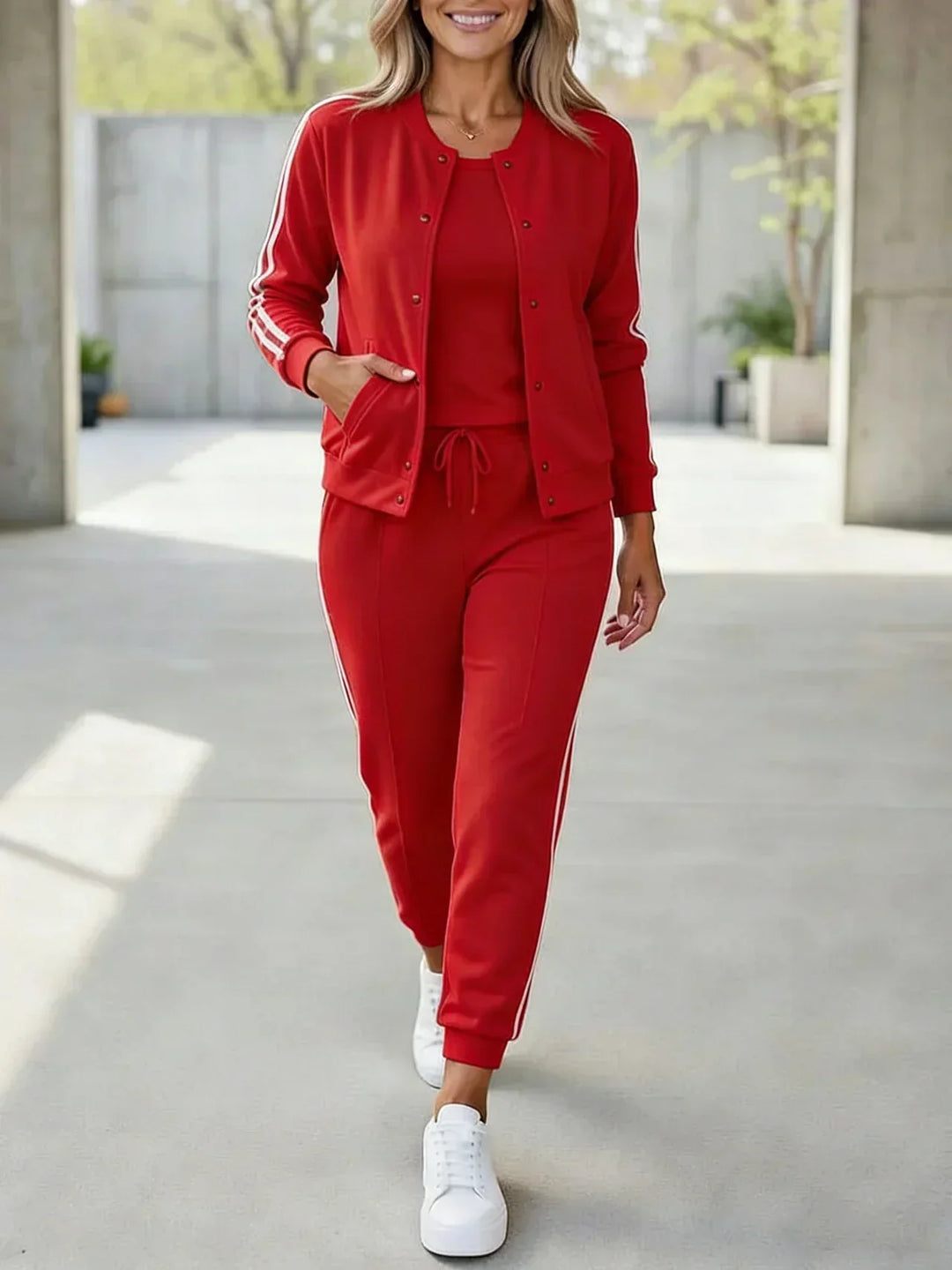 Chándal sport chic mujer. Conjunto 3 piezas (chaqueta, top, pantalón) con rayas. Ropa deportiva y estilo casual femenino.