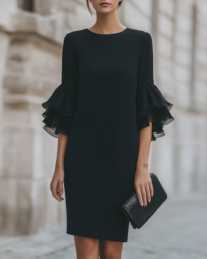 Vestido ceñido de mujer con manga acampanada, ideal para fiesta o cóctel, estilo elegante y sofisticado.