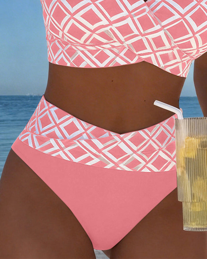 Estilo playa: bikini dos piezas con estampado geométrico, versátil y muy cómodo para nadar.