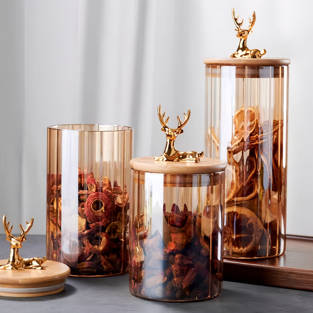 Tarros de cristal ámbar de alta calidad con tapas metálicas doradas, óptimos para almacenamiento interior.