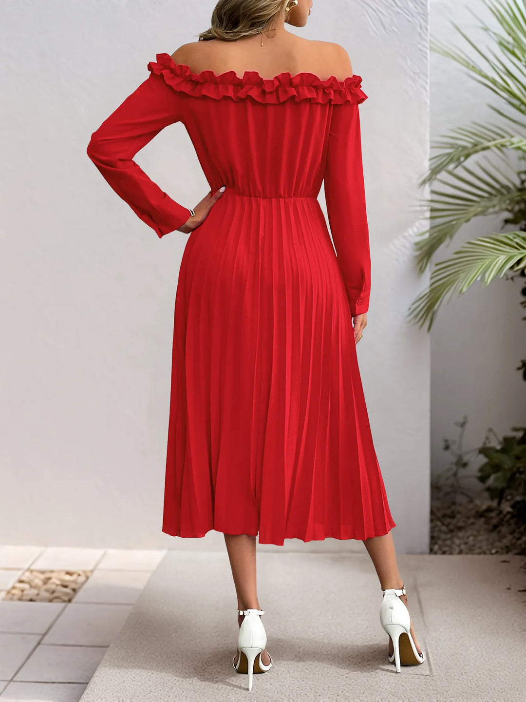 Vestido midi plisado rojo con detalle de espalda. Con volantes y hombros descubiertos, moda femenina chic.