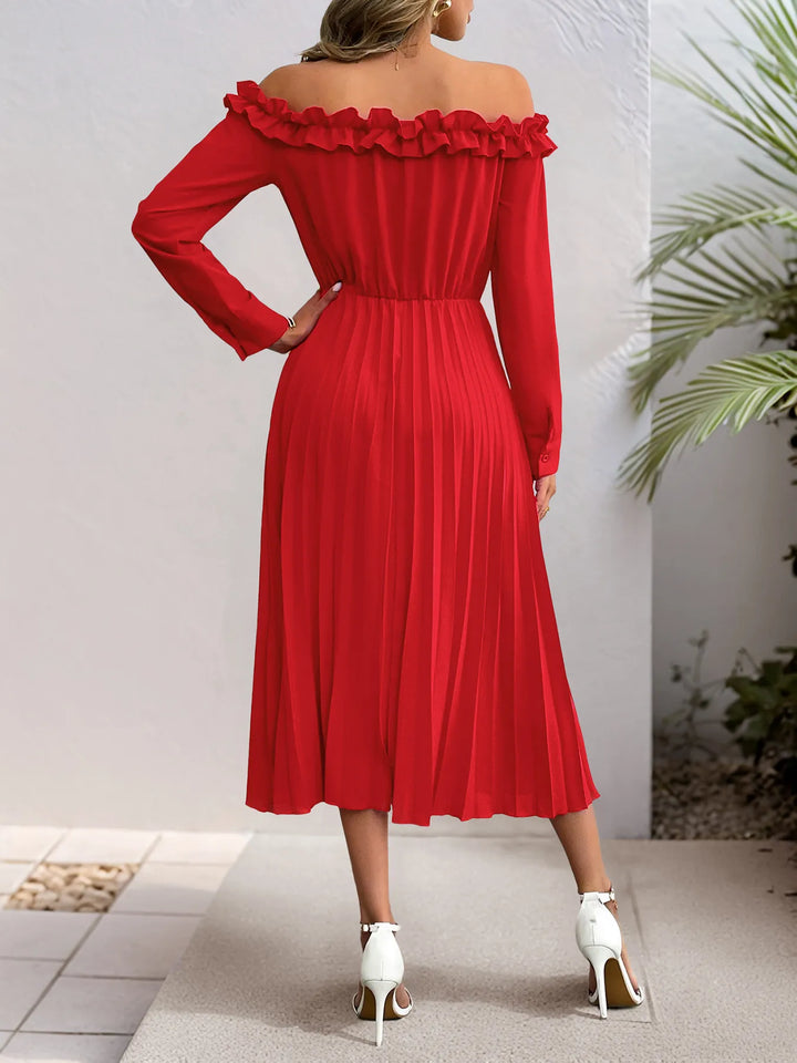 Vestido midi plisado rojo con detalle de espalda. Con volantes y hombros descubiertos, moda femenina chic.