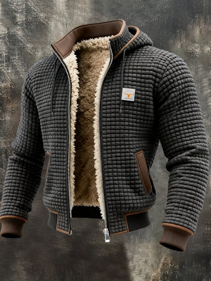 Hombre con chaqueta acolchada de capucha, estilo urbano, perfecta para moda masculina de invierno.