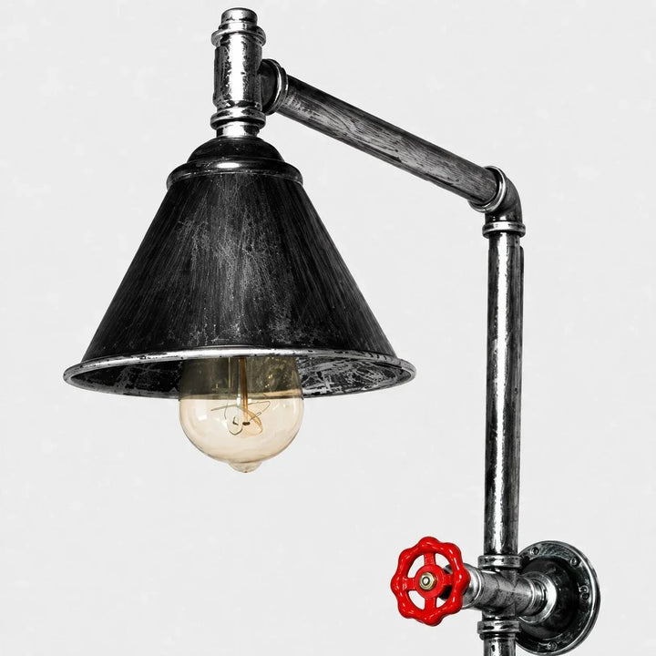 Lámpara de pared con base de metal industrial y distintiva válvula roja para estilo loft.