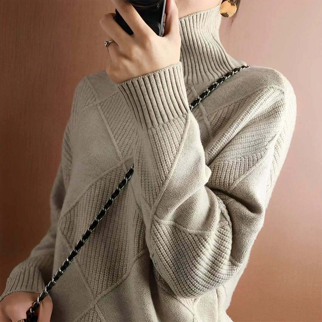 Ropa de moda para mujer: suéter estructurado de cuello alto, ideal para invierno.