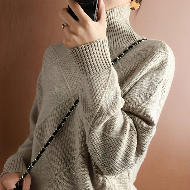 Ropa de moda para mujer: suéter estructurado de cuello alto, ideal para invierno.