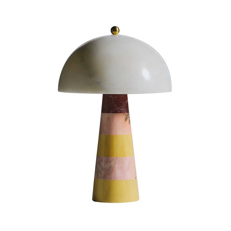 Lámpara de mesa de mármol con vetas orgánicas, diseño moderno para una luz acogedora en casa.