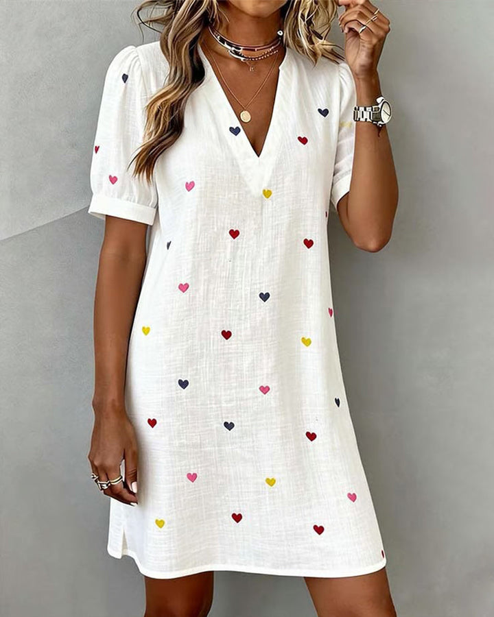 Vestido corto blanco para mujer, estampado de corazones, escote V y manga abullonada. Ideal para verano.