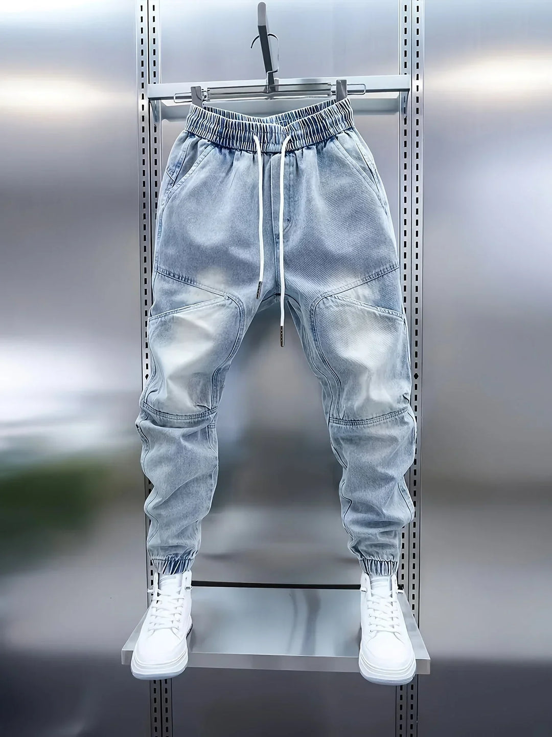 Primer plano del tejido denim de algodón suave del pantalón casual de hombre. Confort y estilo.