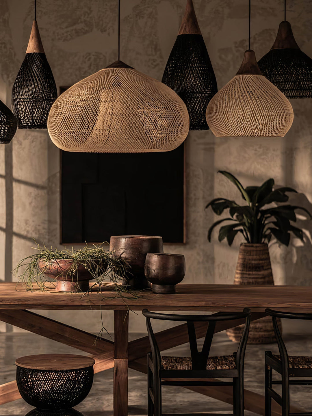 Lámpara colgante estilo arpa para iluminación interior con un toque moderno-natural.