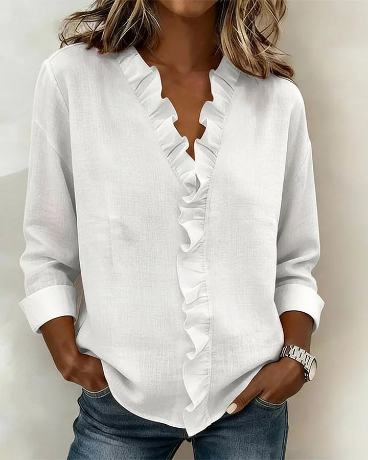 Blusa blanca con volantes en escote en V, mangas largas elegantes y diseño femenino para casual.