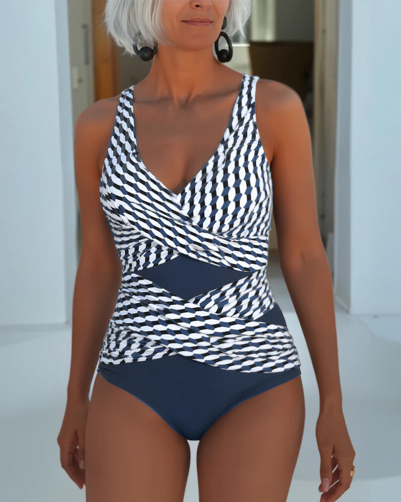 Moda de baño para mujer: bañador entero cruzado que estiliza la figura. Perfecto para un look elegante en playa.