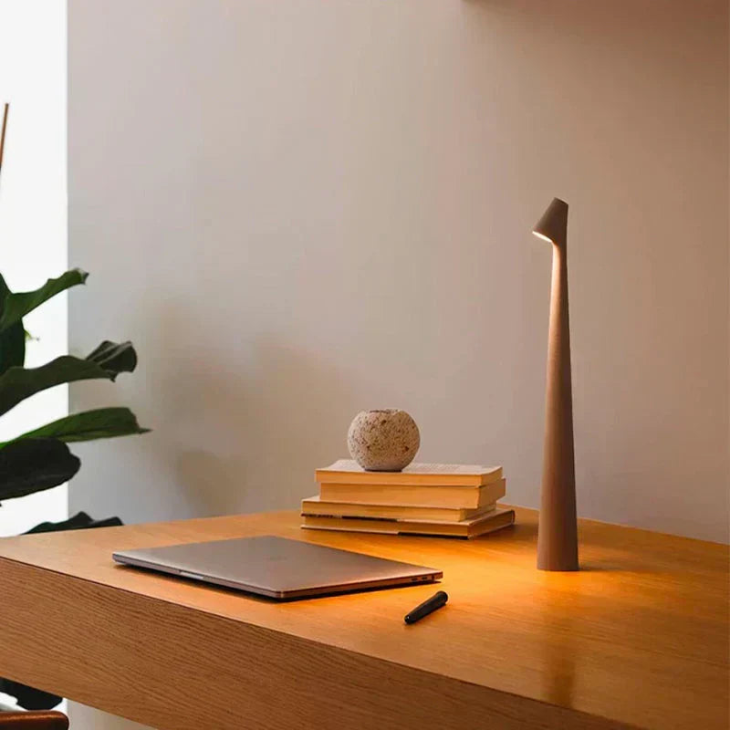Lámpara de mesa LED inalámbrica con luz regulable, ideal para crear un ambiente nórdico y acogedor.