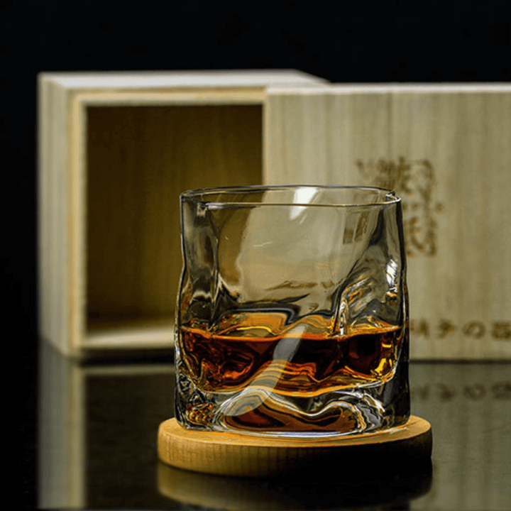Vaso de whisky Kiriko Edo artesanal, diseño arrugado escultórico y elegante para bar.