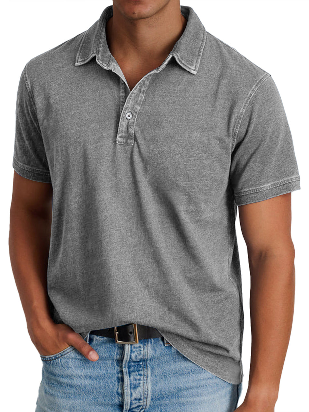 Polo masculino clásico en blanco, perfecto para ropa casual con confort y estilo versátil.