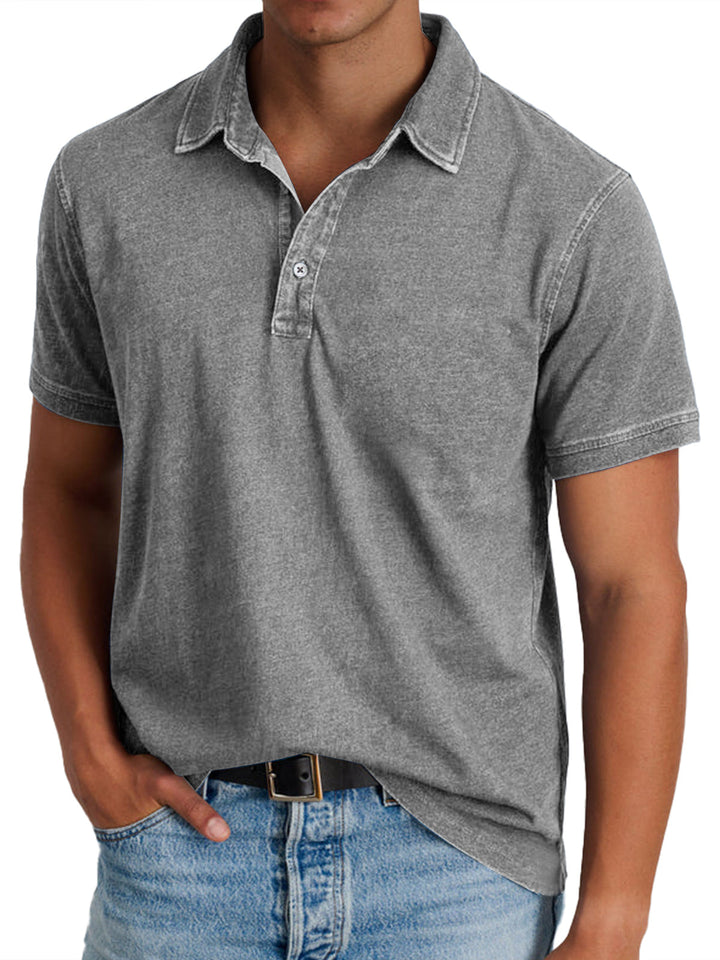 Polo masculino clásico en blanco, perfecto para ropa casual con confort y estilo versátil.
