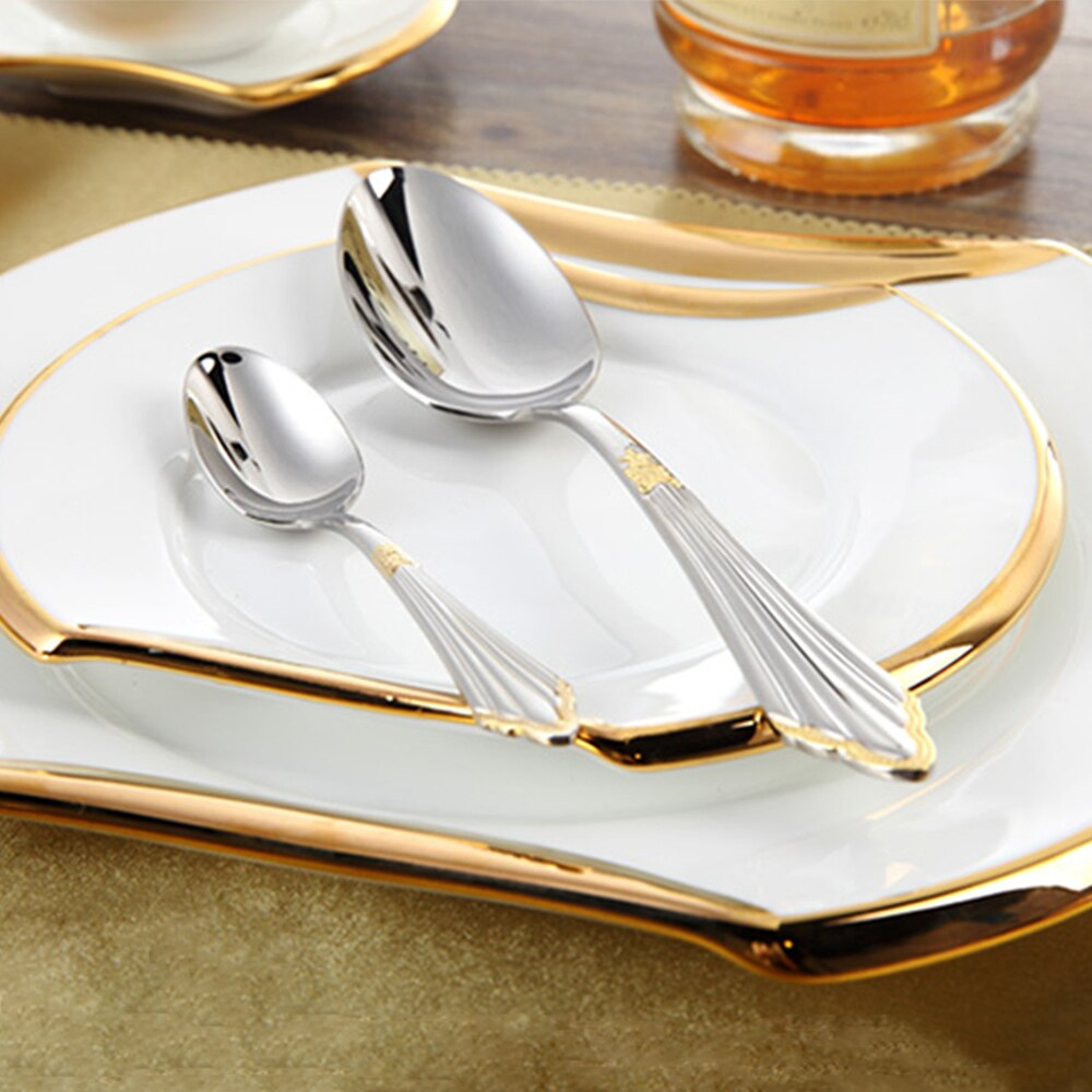 Tenedor, cuchillo y cuchara Aurelia dorados de acero inoxidable. Juego de cubiertos elegante para vajilla de lujo.