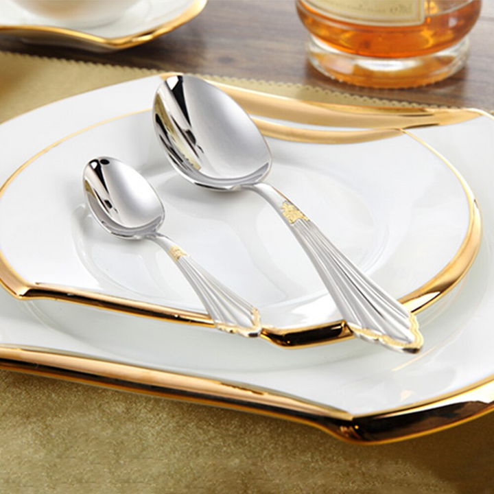 Tenedor, cuchillo y cuchara Aurelia dorados de acero inoxidable. Juego de cubiertos elegante para vajilla de lujo.