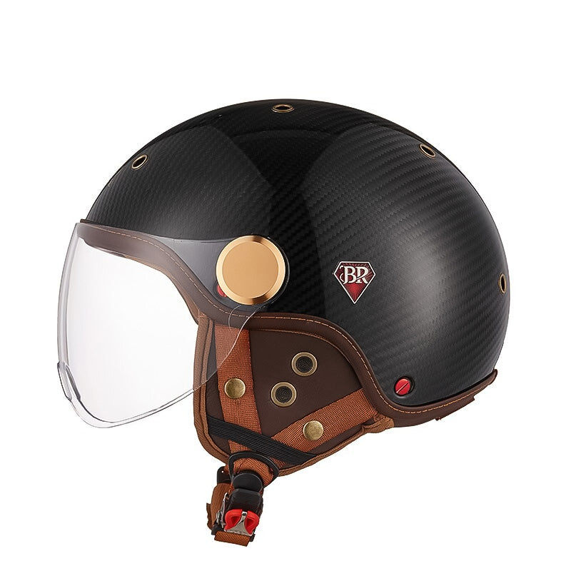 Textura detallada de la fibra de carbono del casco moto. Acabado de alta calidad para un equipo de protección ligero y duradero.
