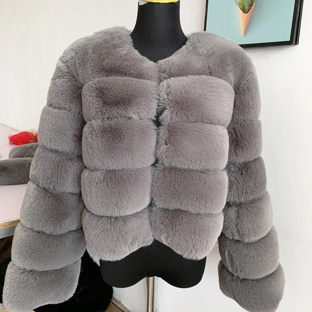 Abrigo de lujo para mujer, con glamour y estilo. Calidez superior para el invierno.