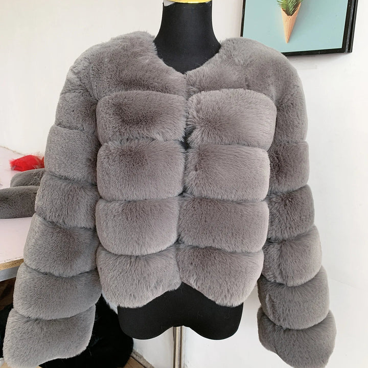 Abrigo de lujo para mujer, con glamour y estilo. Calidez superior para el invierno.