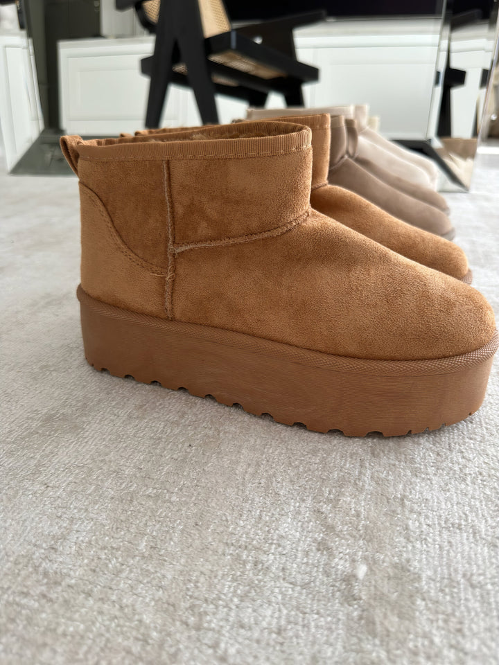 Botines de plataforma negros para mujer con suela gruesa antideslizante. Diseño cómodo para moda urbana.