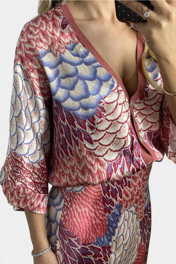 Coordinado de mujer: blusa floral y falda peplum, estampado vibrante para un estilo fresco y casual.