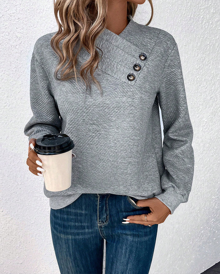 Detalle de tejido del jersey clásico de mujer. Pullover suave y elegante, ideal para la moda femenina de invierno.