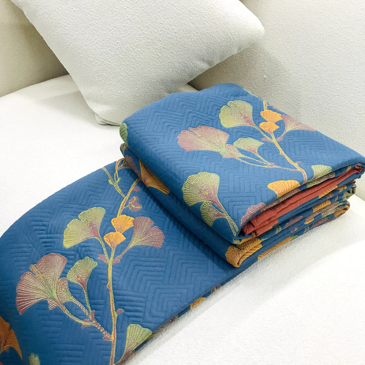 Colcha jacquard de algodón en ambiente de dormitorio contemporáneo, realzando la decoración del hogar.