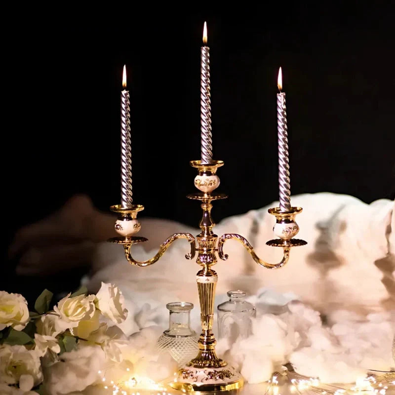 Candelabro metálico clásico de 3 brazos, realza la elegancia de tu decoración del hogar.