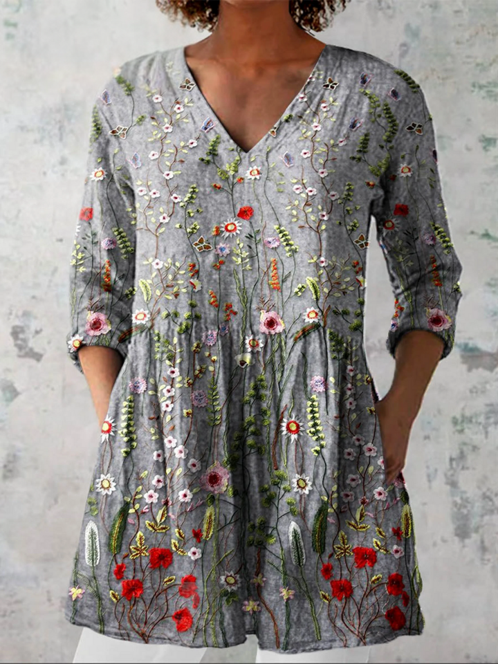 Blusa larga de mujer con estampado vibrante, ideal para verano casual. Estilo cómodo y holgado en tono gris.