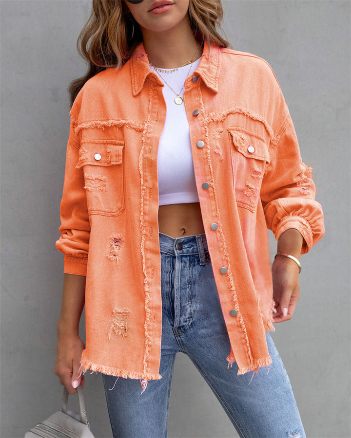 Chaqueta vaquera negra con toques coloridos, moda juvenil para mujer en primavera.