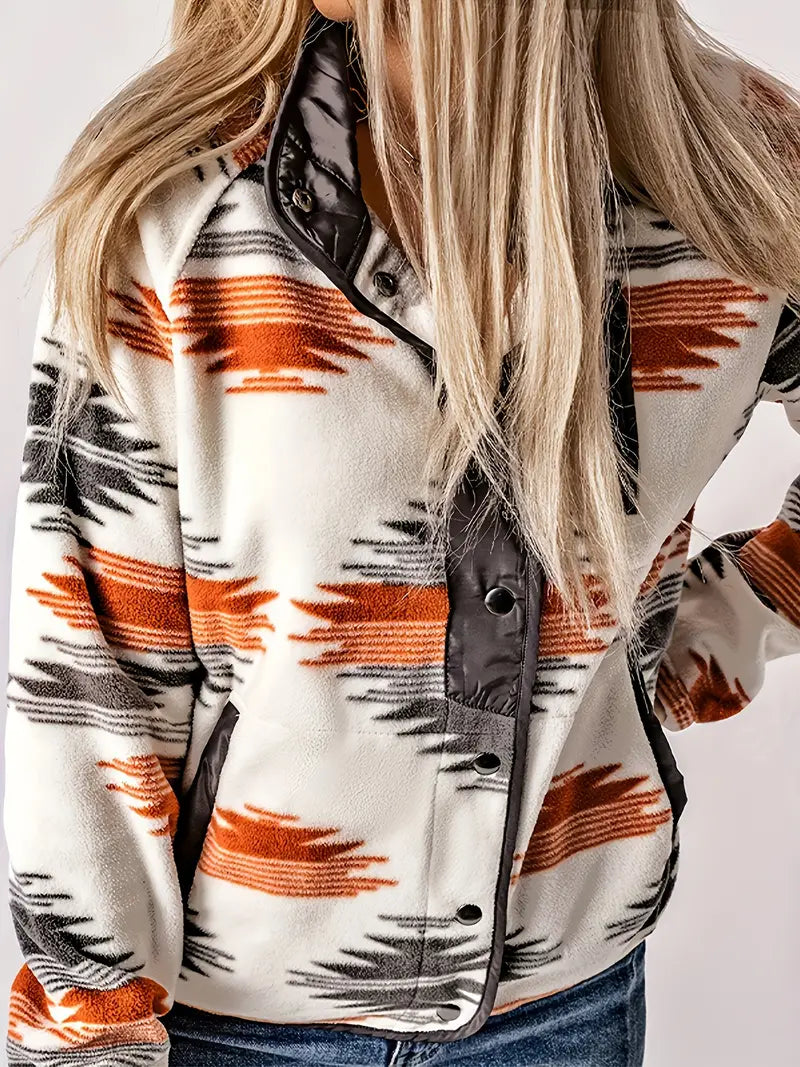 Detalle de los botones en cárdigan de punto. Suéter de mujer, moda elegante y abrigadora, ideal para el día a día.