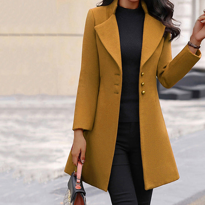 Abrigo de mujer entallado clásico para invierno. Ropa exterior elegante y a la moda, ideal para un look formal o casual.