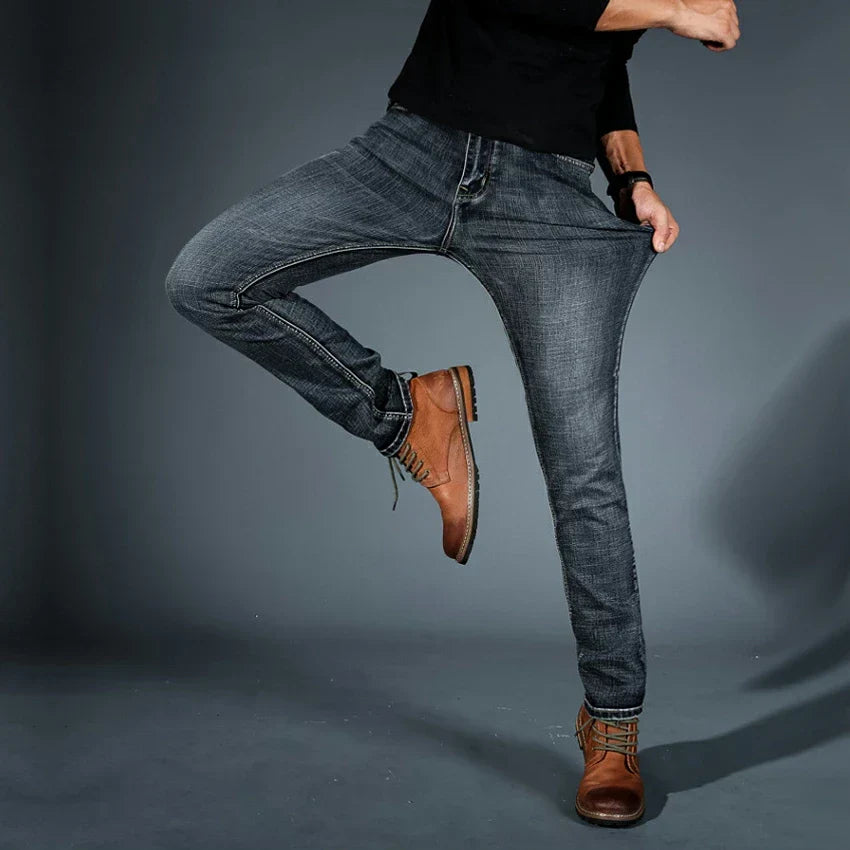 Hombre vistiendo tejanos elásticos ajustados, mostrando flexibilidad, estilo casual y confort.