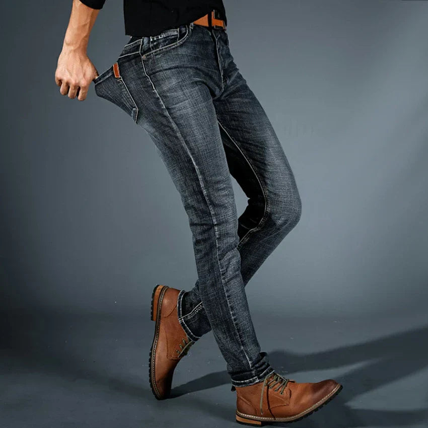 Detalle de los bolsillos y cinturilla en tejanos elásticos ajustados para hombre, calidad superior.