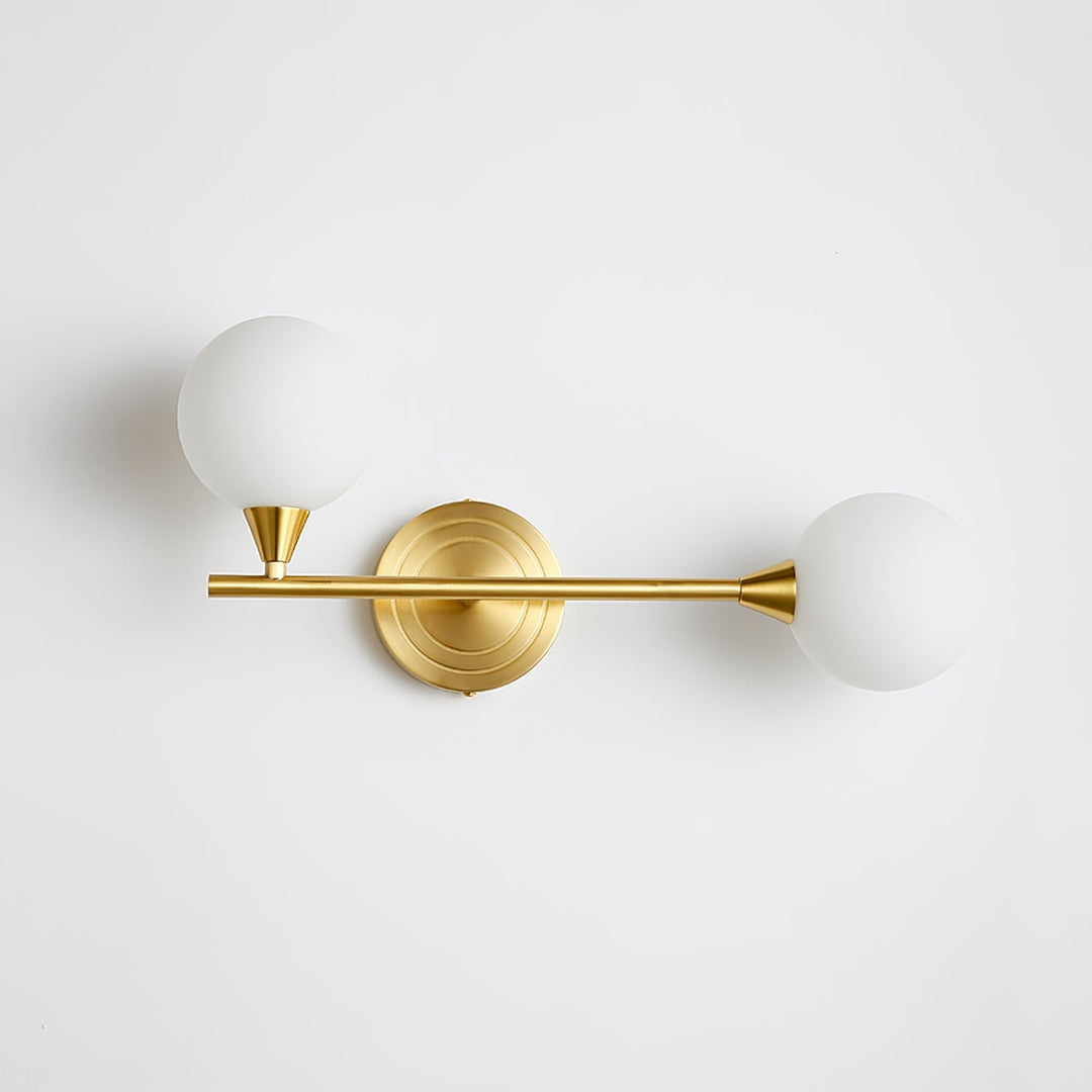 Aplique de pared de latón con 2 globos de cristal opalino blanco. Lámpara de ambiente.